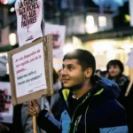 Une personne Rom manifeste contre l’interdiction de la mendicité