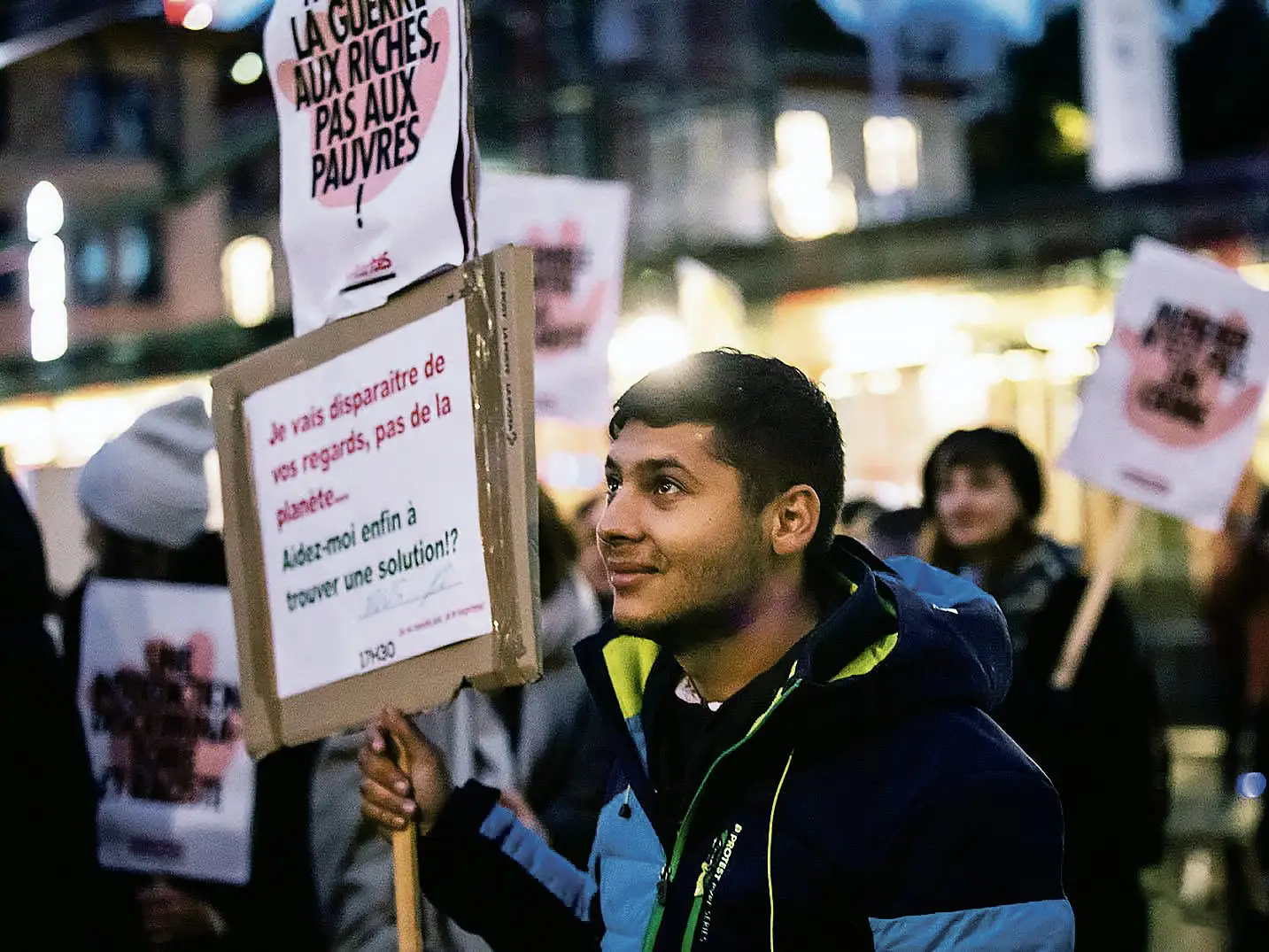 Une personne Rom manifeste contre l’interdiction de la mendicité
