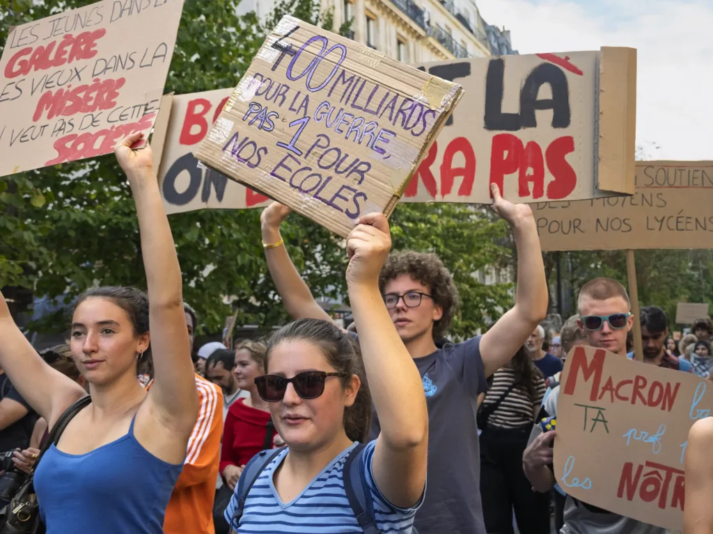 Des lycéennes avec des pancartes